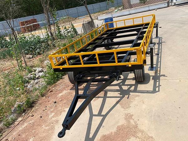 機(jī)場行李拖車